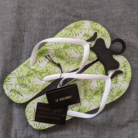 π΄ NWT F21 Palm Leaf Flip Flops π΄ - Picture 5 of 8